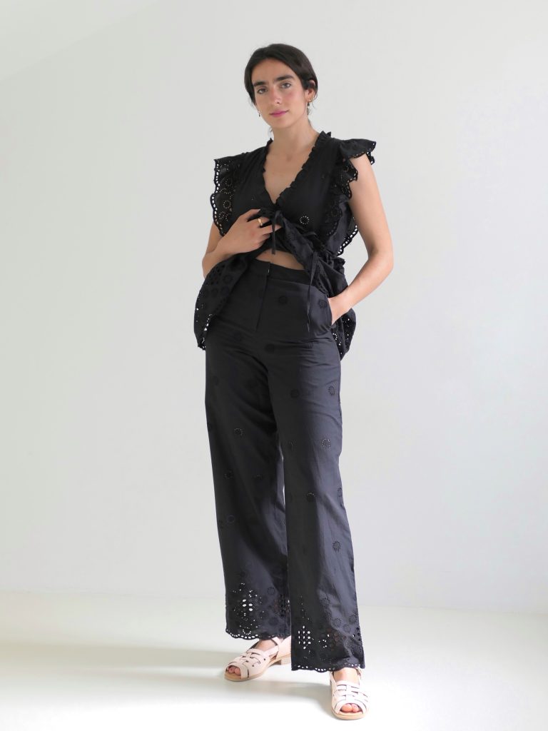 Pantalón negro de algodón orgánico con bordado estilo peplum de vila.