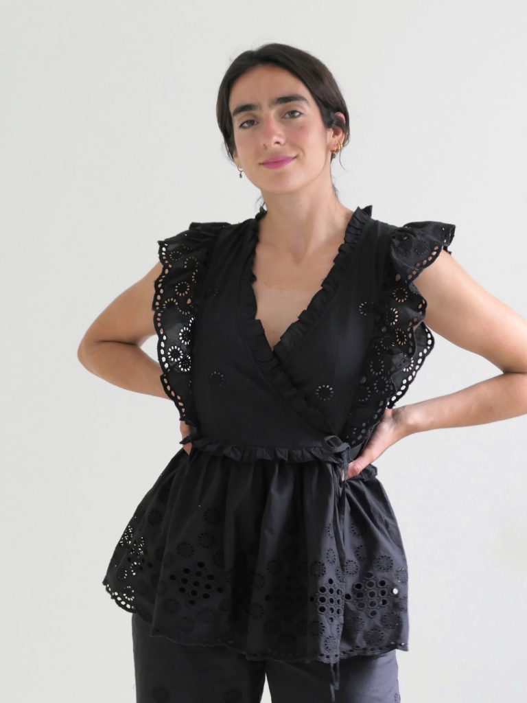 Top negro cruzado de algodón orgánico con bordado estilo peplum de vila.