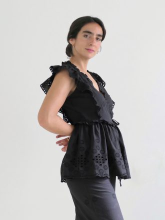 Top negro cruzado de algodón orgánico con bordado estilo peplum de Vila.