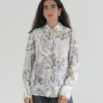 Blusa Helena Floral de Attic and Barn