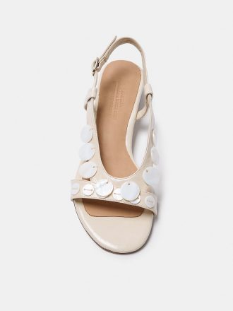 sandalia de piel blanca con piezas de nácar de naguisa